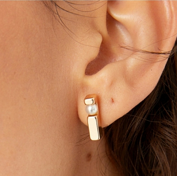 🪁2/$40 2bandits pearl studs & 2 circle necklace - Picture 2 of 7